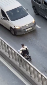 Sultangazi’de engelli vatandaş tekerlekli sandalyeyle ters yönde trafiğe girdi