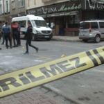 Küçükçekmece’de akli dengesi yerinde olmayan şahıs polise saldırınca ayağından vurularak gözaltına alındı