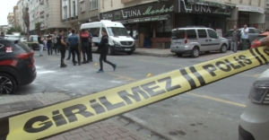 Küçükçekmece’de akli dengesi yerinde olmayan şahıs polise saldırınca ayağından vurularak gözaltına alındı