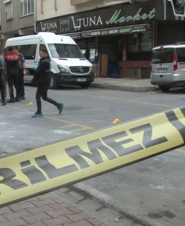 Küçükçekmece’de akli dengesi yerinde olmayan şahıs polise saldırınca ayağından vurularak gözaltına alındı