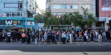 Özel Halk Otobüslerinin kontak kapatmasının ardından duraklarda oluşan yoğunluk havadan görüntülendi