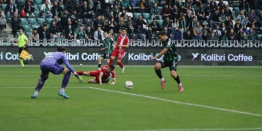 Trendyol 1. Lig: Kocaelispor: 4 - Ankara Keçiörengücü: 1 (İlk yarı)