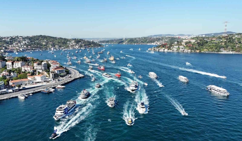 Şampiyon Sarıyer’den boğazda kutlama
