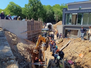 Çekmeköy’de inşaat alanında göçük meydana geldi. Göçükte mahsur kalan işçilerin olduğu öğrenilirken olay yerine çok sayıda itfaiye ve sağlık ekibi sevk edildi.