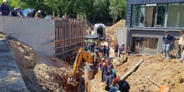 Çekmeköy’de inşaat alanında göçük meydana geldi. Göçükte mahsur kalan işçilerin olduğu öğrenilirken olay yerine çok sayıda itfaiye ve sağlık ekibi sevk edildi.