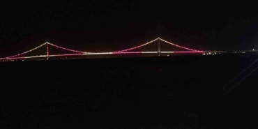 Çanakkale Köprüsü sarı kırmızılı renklerle aydınlatıldı