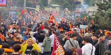 Galatasaraylı taraftarlar Yenikapı’ya akın etti