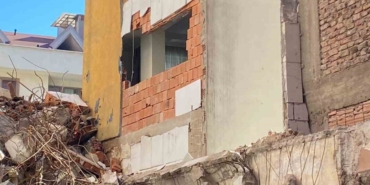Fatih’te yıkım yapılan binadan kopan moloz parçası, dairenin içerisine girdi