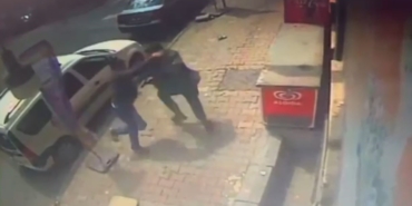 İstanbul’da silahlı kavga kamerada: Yoldan geçen genç hayatını kaybetti, 2 şüpheli tutuklandı