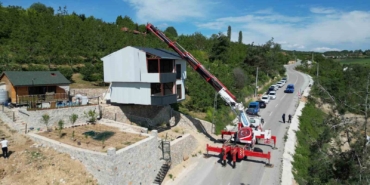 Kaçak villayı vinçle taşıdı