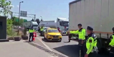 Ticari taksiyle göçmen kaçakçılığı girişimi jandarmaya takıldı