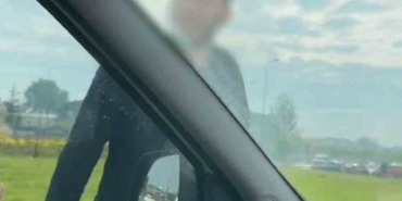 Trafikte korku dolu anlar...Aracından inen tır sürücüsünden çirkin hareketler