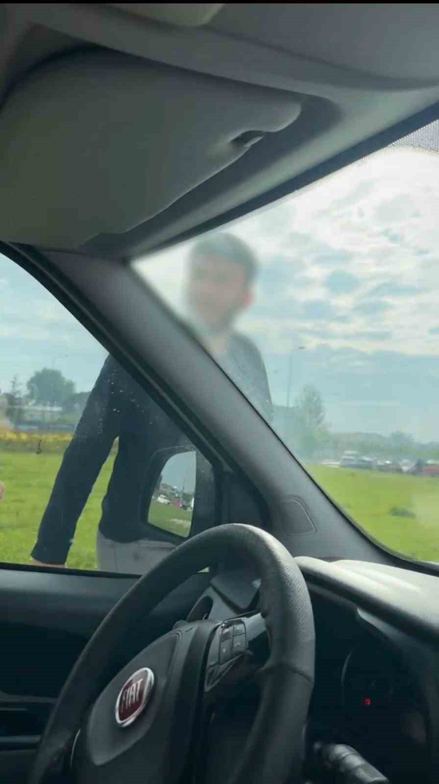 Trafikte korku dolu anlar...Aracından inen tır sürücüsünden çirkin hareketler