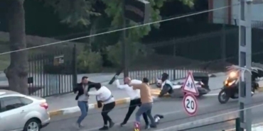 Pendik’te yol verme kavgası: Yumruklar, kask ve bıçak havada uçuştu