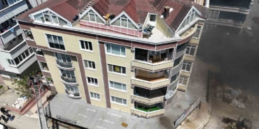 İş yeri deposunda korkutan yangın: 10 kişi tahliye edildi