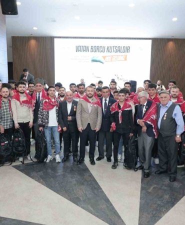 Arnavutköy’de askere gidecek gençlere kınalı uğurlama