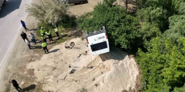 Tozu dumana katan minibüs ortalığı böyle savaş alanına çevirdi: 3 yaralı