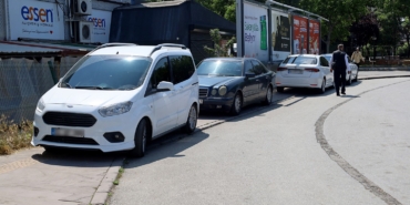 Hatalı park yaparak yaya geçişlerini engelleyen araç sürücüleri tek tek uyarıldı