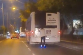 Can güvenliğini hiçe saydı, patenle otobüsün arakasına tutunarak yolculuk yaptı