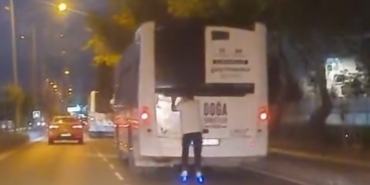 Can güvenliğini hiçe saydı, patenle otobüsün arakasına tutunarak yolculuk yaptı