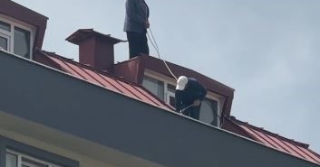 Çatı tadilatı yapan işçi beline ip bağlayarak güvenlik önlemi aldı