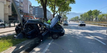 Kontrolden çıkan otomobil aydınlatma direğine çarptı: 1’i ağır 2 yaralı
