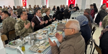 Burhaniye’de Kaymakam Memiş, Şehit ve Gazi aileleri için düzenlenen yemeğe katıldı