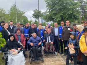 Ümraniye’de engelli vatandaşlar, "Senin de Bir Ağacın Olsun" sloganıyla fidanları toprakla buluşturdu