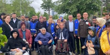 Ümraniye’de engelli vatandaşlar, "Senin de Bir Ağacın Olsun" sloganıyla fidanları toprakla buluşturdu