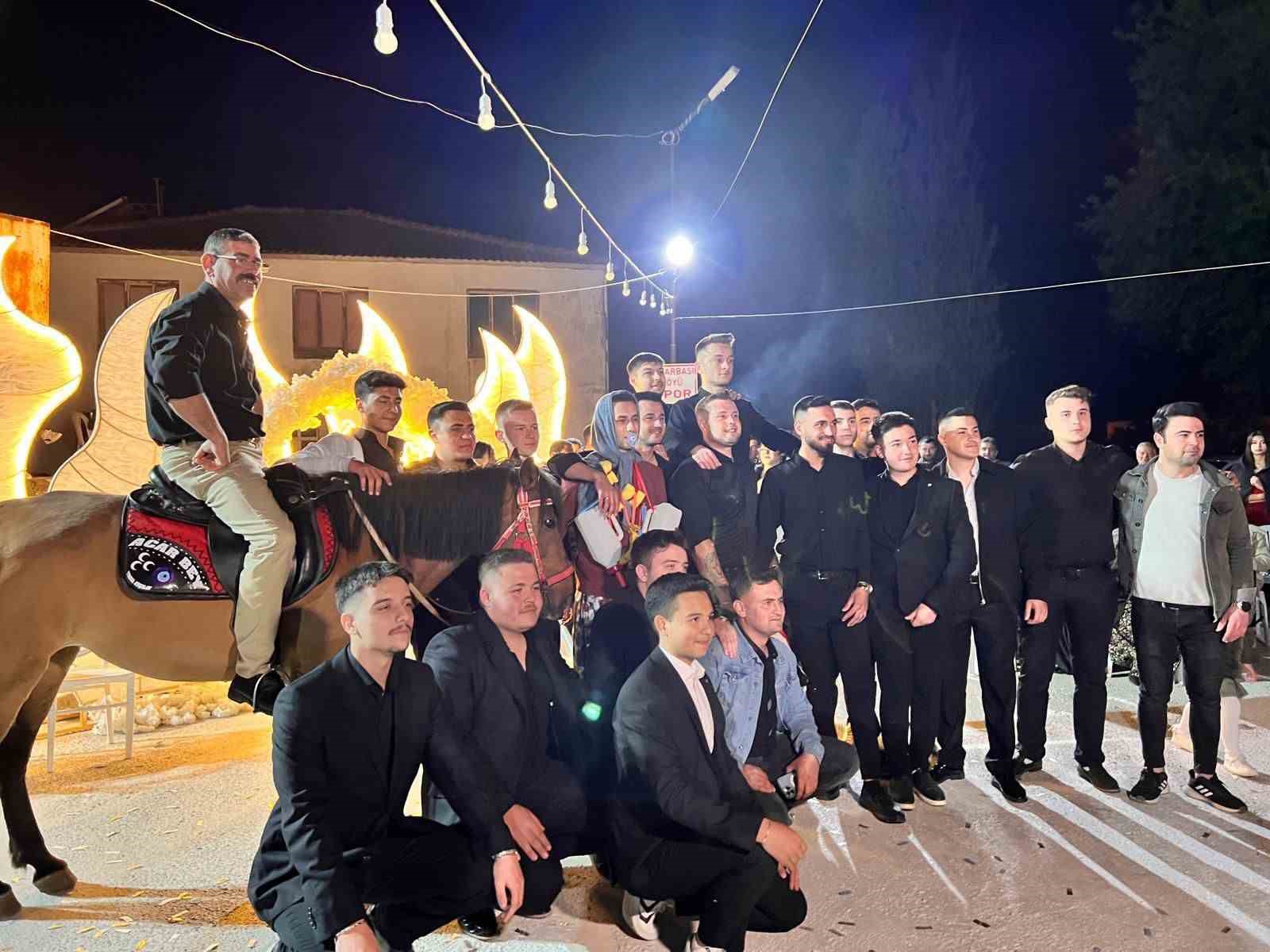 Düğünde takı yerine geline buzağı damada at hediye ettiler