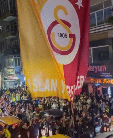 Yalova’da Fenerbahçe taraftarlarından Galatasaray bayraklarına saldırı