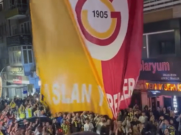 Yalova’da Fenerbahçe taraftarlarından Galatasaray bayraklarına saldırı