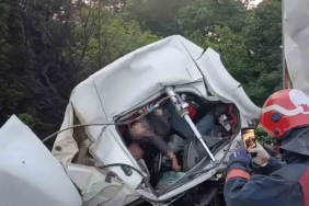 Otoyolda feci kaza: Kağıt gibi ezilen kamyonun kupasında sıkışarak hayatını kaybetti