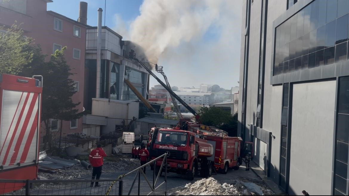 Esenyurt’ta 4 katlı bir tekstil fabrikasında korkutan yangın