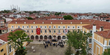 Edirne’de 50 yıl önce mezun olan öğrenciler yeniden buluşmanın mutluluğunu yaşadı