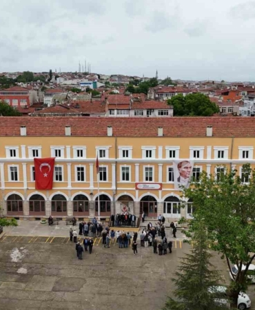Edirne’de 50 yıl önce mezun olan öğrenciler yeniden buluşmanın mutluluğunu yaşadı
