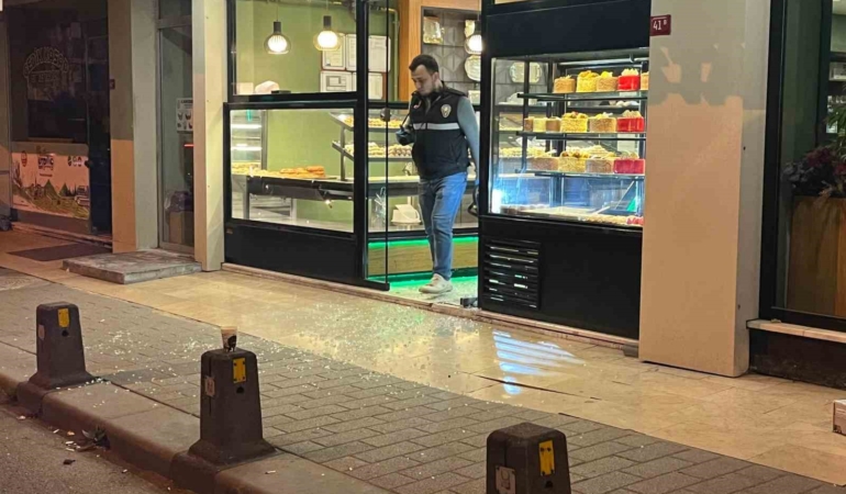 Gaziosmanpaşa’da husumetlisinden kaçarak kafeye saklanan genç, silahlı saldırıda yaralandı
