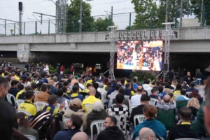 Kartal’da Fenerbahçe’nin Euroleague final maçı dev ekranda izlendi