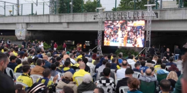 Kartal’da Fenerbahçe’nin Euroleague final maçı dev ekranda izlendi