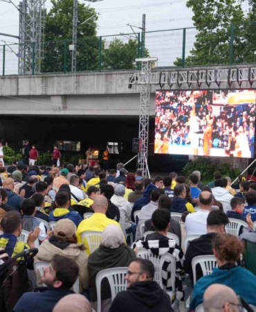 Kartal’da Fenerbahçe’nin Euroleague final maçı dev ekranda izlendi