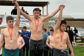 Gölcüklü pehlivanlar başarıya doymuyor