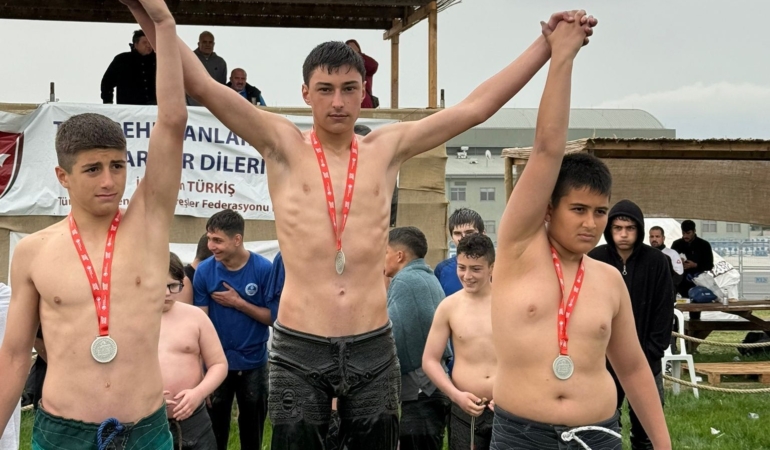 Gölcüklü pehlivanlar başarıya doymuyor