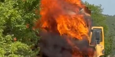 Kocaeli’de seyir halindeki damperli tır alev alev yandı