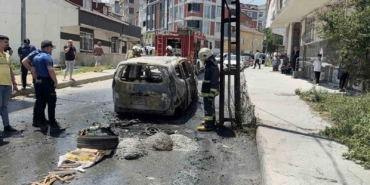 Arnavutköy’de park halindeki otomobil alev topuna döndü: O anlar kamerada