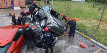 Sakarya Büyükşehir itfaiyesi eğitimlerle farklı şehirlerin adresi oluyor