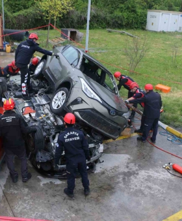 Sakarya Büyükşehir itfaiyesi eğitimlerle farklı şehirlerin adresi oluyor
