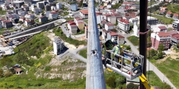 Depremde hasar gören Arnavutköy Sıddık Camii’nin minaresi söküldü