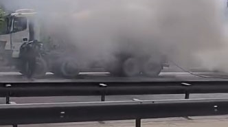 Basın Ekspres’te yanan otomobile hortumla müdahale