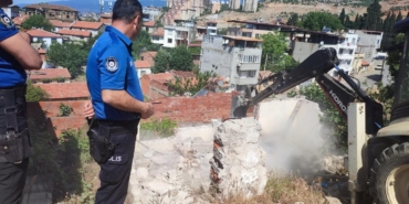 Edremit’te metruk binalar yıkılıyor
