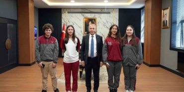 Trafik konulu resim yarışmasında dereceye giren öğrenciler Emniyet Müdürü Kurt’u ziyaret etti